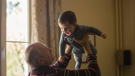 Abuelos que cuidan a sus nietos tiene una vida más larga y evitan el Alzheimer