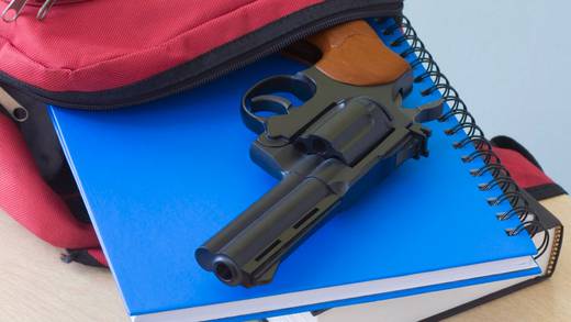 Suspenden a alumna de secundaria en Monterrey que ingresó a colegio con una pistola