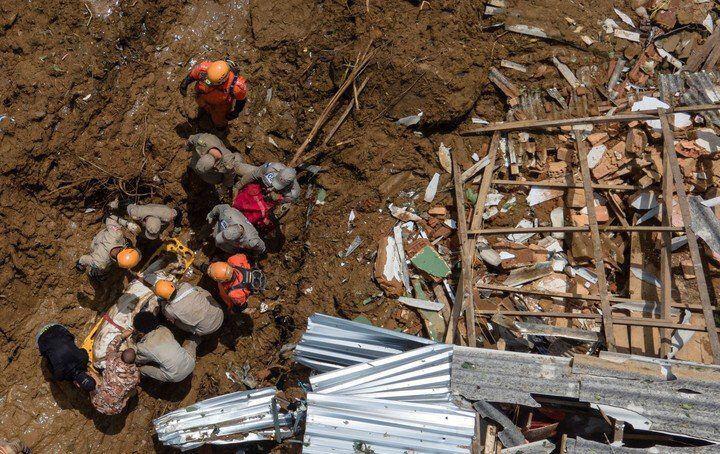 Tras inundación, buscó a su familia en el lodo y encontró a su perrito  (FOTOS)