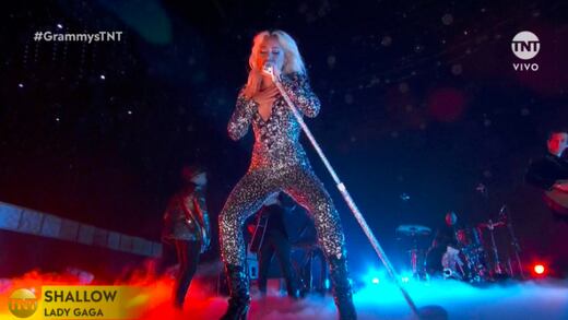 Lady Gaga realiza extraña y apasionada actuación en los Grammy