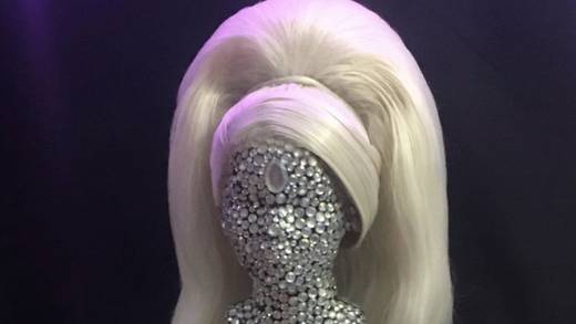 Drag queen acusa a Uber de encubrir robo de pelucas