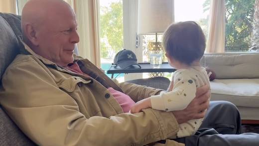Bruce Willis “lo está haciendo bien”, asegura su hija tras verlo en un adorable papel de abuelo