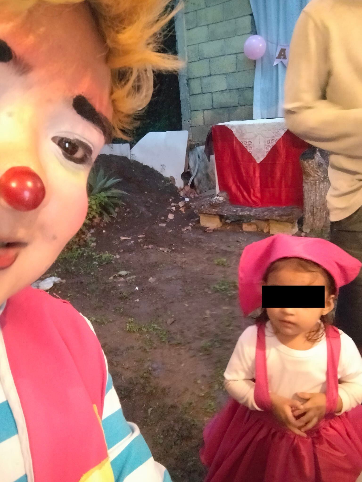 Nadie fue a la fiesta de Mía Nicole; payaso la hace viral y se llena de  invitados