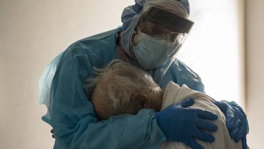 Foto de médico abrazando a paciente Covid-19 enternece al mundo