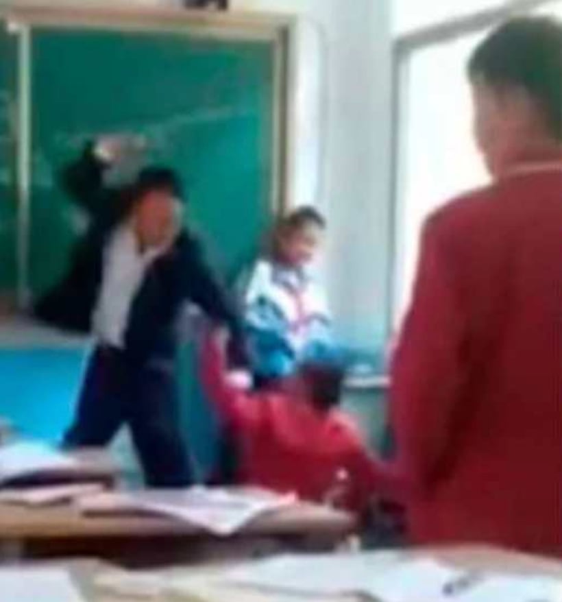 Maestro golpea a estudiante frente a toda la clase en Perú