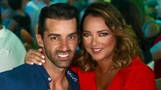 Toni Costa recibe a su supuesta novia en el aeropuerto de Miami; Adamari López reacciona