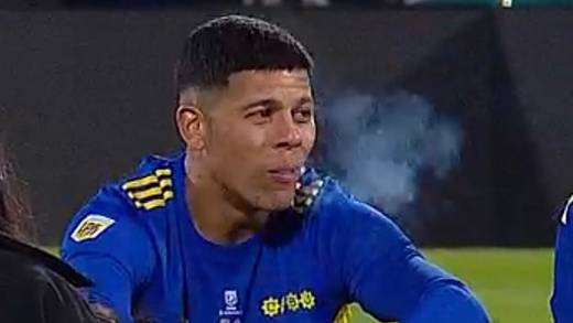 VIDEO: Jugador de Boca Juniors, Marcos Rojo, festeja título fumando y tomando cerveza en plena cancha