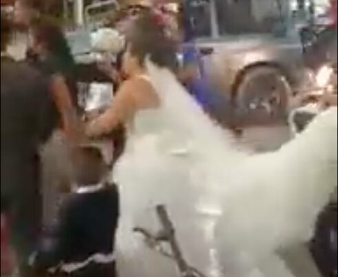 La corren de una boda por traer un vestido rojo y abre debate en redes La corren de una boda por traer un vestido rojo y abre debate en redes