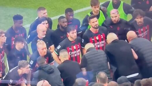 Fans del AC Milan hablan con entrenador y jugadores tras nueva derrota