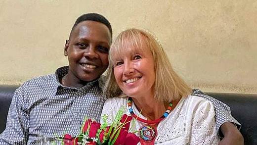 Mujer se muda a Tanzania por amor; se casa con miembro de una tribu que es 30 años menor