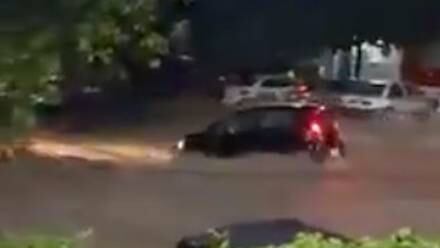 Lluvia arrastra a automóvil en Chiapas
