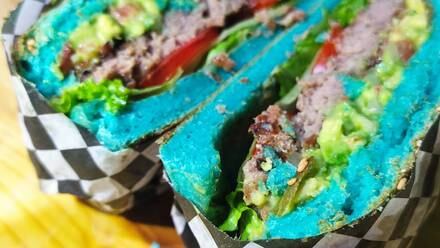 Restaurante de Querétaro lanza hamburguesas de colores