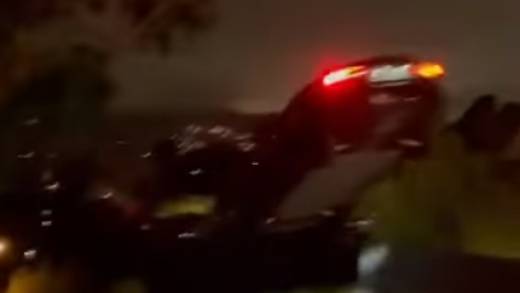 ¿Un Tesla volador? Conductor destruye su auto de lujo al “aterrizar” (VIDEO)