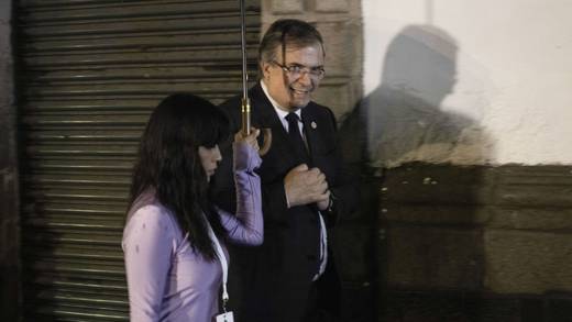 Critican a Marcelo Ebrard por mujer que le cargó el paraguas tras encuentro con AMLO y corcholatas