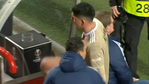 VIDEO: Edson Álvarez hace tremendo berrinche tras ser expulsado en eliminación del Ajax