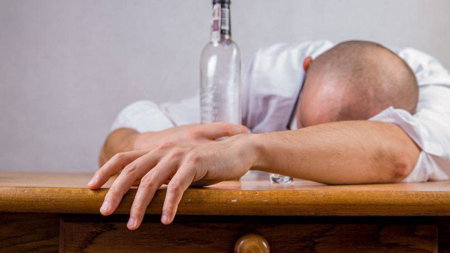 Terraplén Deducir silbar 7 cosas que pasan cuando te vas a dormir borracho