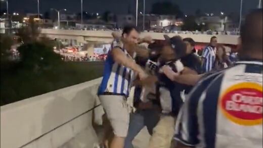 Captan a fan de Rayados dando paliza a seguidor de Cruz Azul tras derrota en Semifinales; ¿por fin habrá veto? 