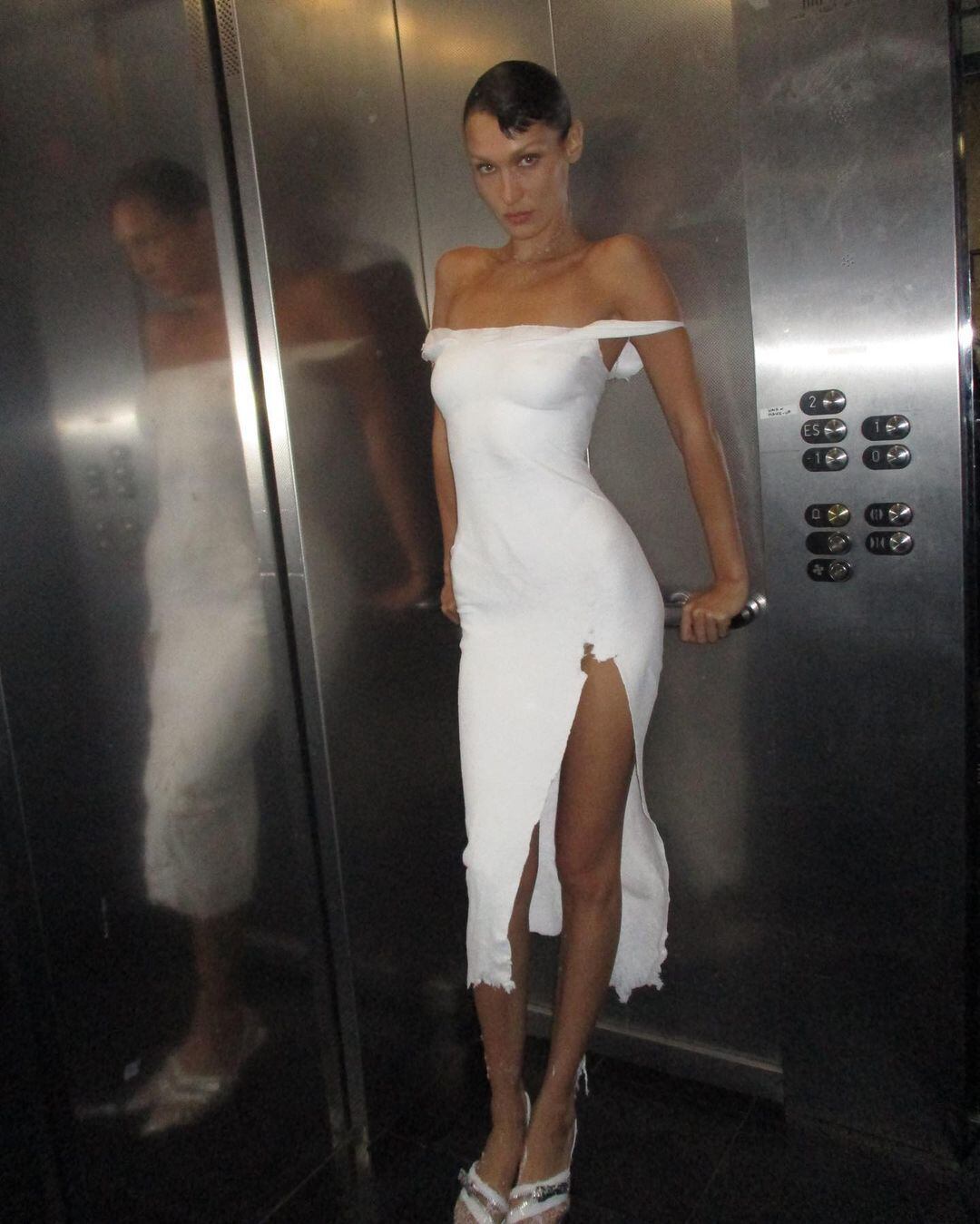 La modelo Bella Hadid fotografiada con el vestido de Coperni en un ascensor tras el desfile.