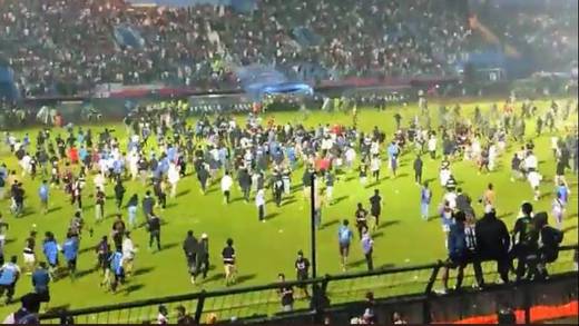 ¡Tragedia en futbol de Indonesia! Pelea entre policías y fans provoca estampida; reportan muertos