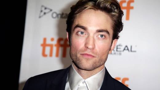 Robert Pattinson se viste con falda para Dior y desata la homofobia de fans: “Batman no puede usar eso”