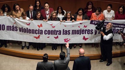 Frente a protesta contra violencia de género, Noé Castañón toma protesta como senador