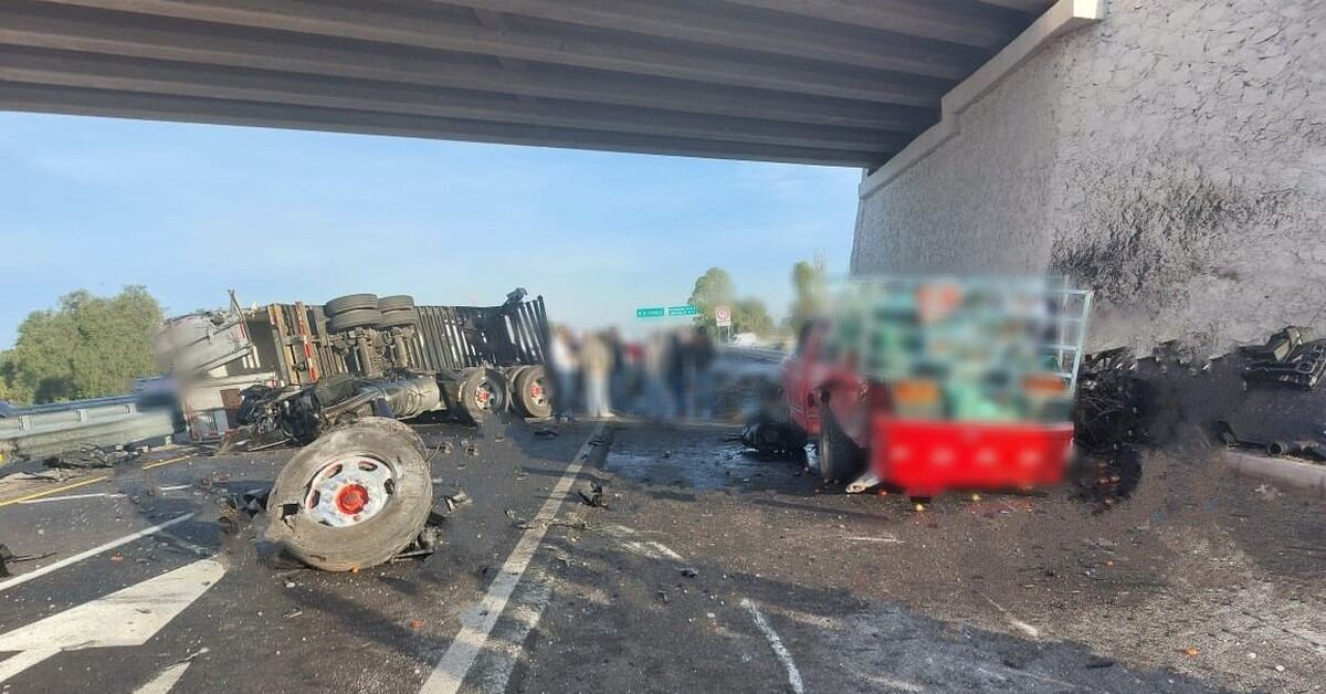 Muere conductor tras volcar camión de pollos en carretera Puebla-Orizaba;  pobladores hacen rapiña