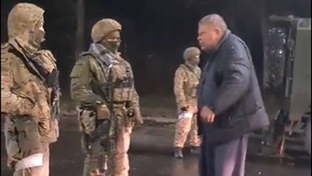 Abuelo regaña a soldados rusos por invadir Ucrania (VIDEO)