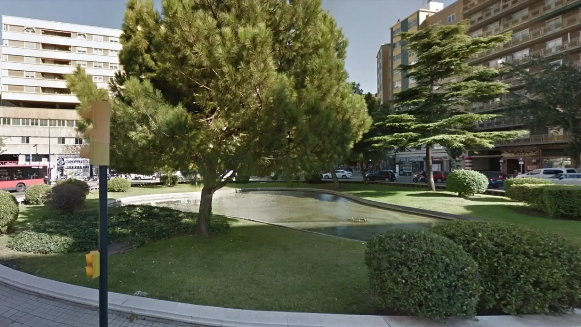 Desnudo y con un cuchillo se suicida en España