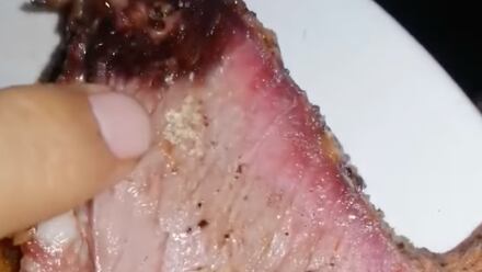 Supuestas larvas de mosca en carne de restaurante en Querétaro
