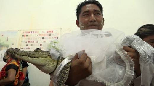 En Oaxaca, alcalde se casa con un lagarto debido a una tradición indígena