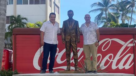 Estatua de Eugenio Derbez en Acapulco