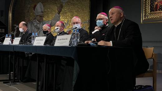 Obispos promueven "terapias de conversión" pese a aceptar que no tienen bases científicas