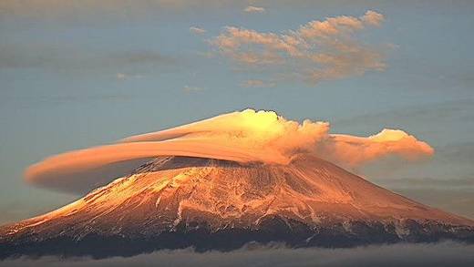 FOTO: Captan al Popocatépetl con nube en forma de platillo volador
