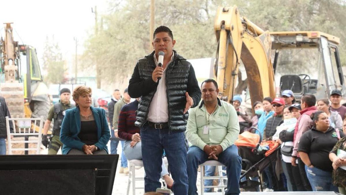 Ricardo Gallardo, gobernador de San Luis Potosí, inicia pavimentación de 7 calles en Las Flores