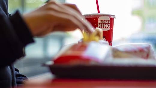 Burger King tendrá que pagar 143 millones de pesos a comensal que se resbaló en uno de sus baños