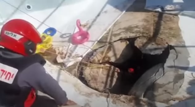 VIDEO: Socavón en una alberca de Israel se traga a un hombre y nadie pudo salvarlo