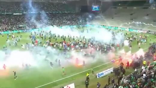 Saint-Étienne desciende en la Ligue 1; fans invaden el campo para agredir a rivales