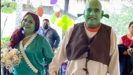 Novios disfrazados de Shrek y Fiona