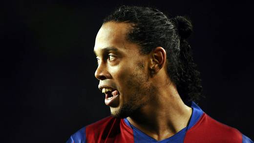 VIDEO: El día que Ronaldinho exhibió al Real Madrid en el Bernabéu