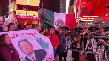 Mexicanos esperan a AMLO en Nueva York