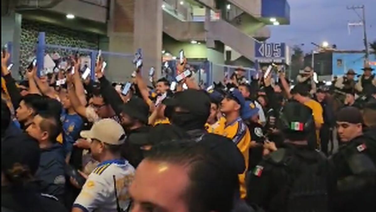 Cientos de fans de Club Tigres se quedan fuera del Estadio Jalisco con boleto en mano