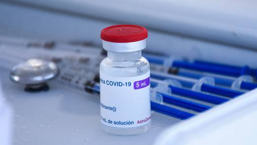 Vacuna Covid-19 de AstraZeneca puede provocar trombosis, reconoce la empresa