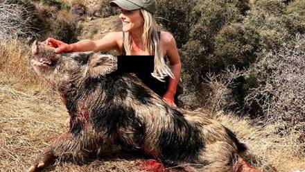 Luego de matarlos, una cazadora posa con los animales.