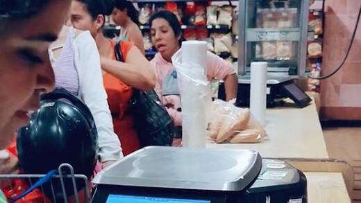 VIDEO: Quería un pan del Walmart y como nadie la atendía se despacha ella misma para sorpresa de TikTok