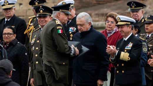 Salvador Cienfuegos: AMLO se lanza contra Carmen Aristegui y Julio Astillero por críticas a entrega de reconocimiento