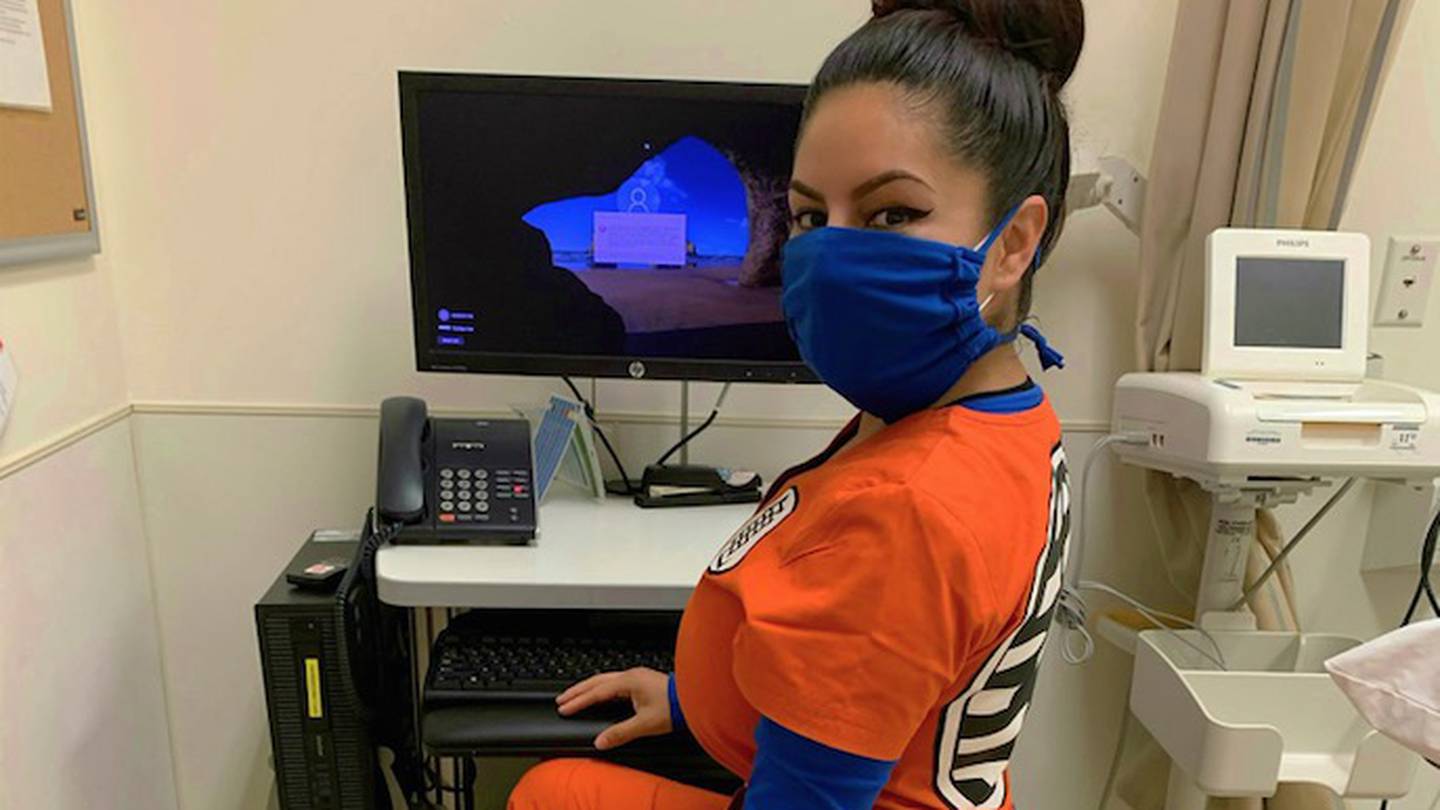Enfermera cosplayer se viste como Goku para combatir el Covid-19