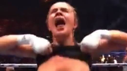 Modelo de Only Fans, Daniella Hemsley, gana pelea de box; celebra levantándose el top