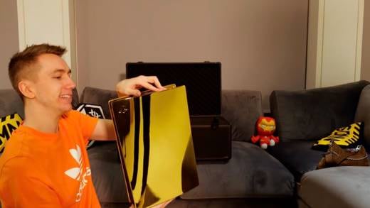 'Youtuber' compra PS5 bañado en oro