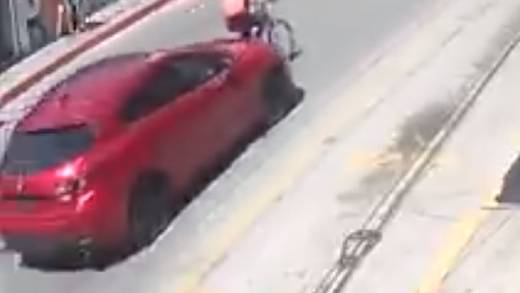 Tepeji: Conductor atropella a ciclista y exige pago por el daño a su auto