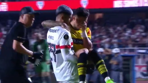 Exjugador de Rayados recibe patada de cárcel en la Libertadores; sale del campo en brazos y llorando